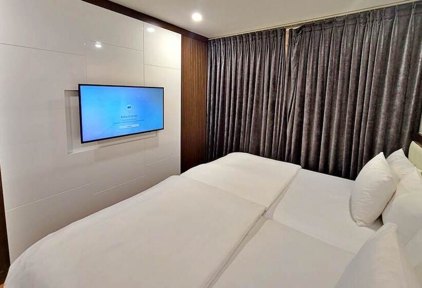 Hanz The Moon Hotel 2