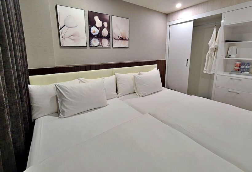 Hanz The Moon Hotel 2