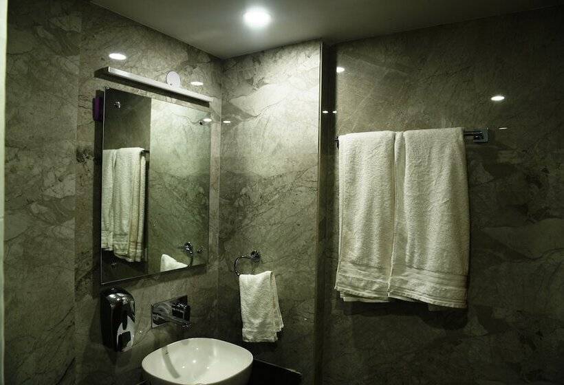 Otel Pacific Inn Sec. 46