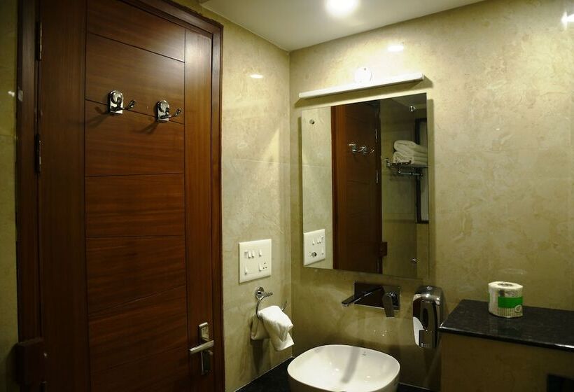 Otel Pacific Inn Sec. 46