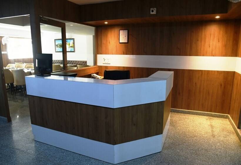 Otel Pacific Inn Sec. 46