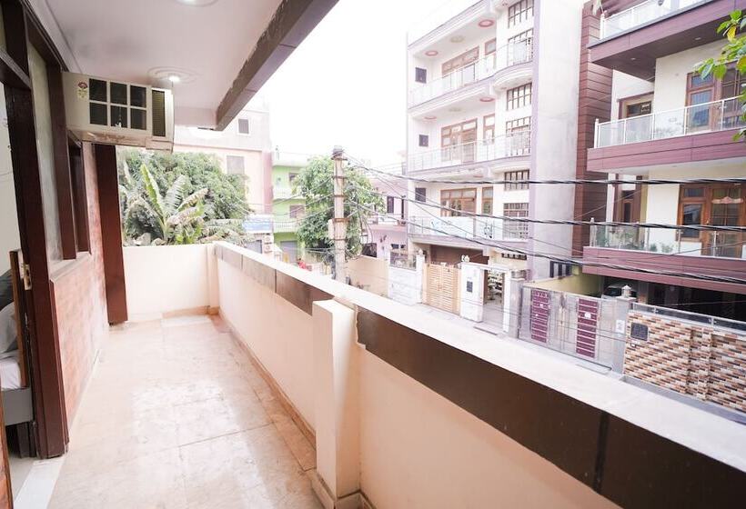 בית מלון כפרי Roomshala 034 Grihum Noida Sector 63