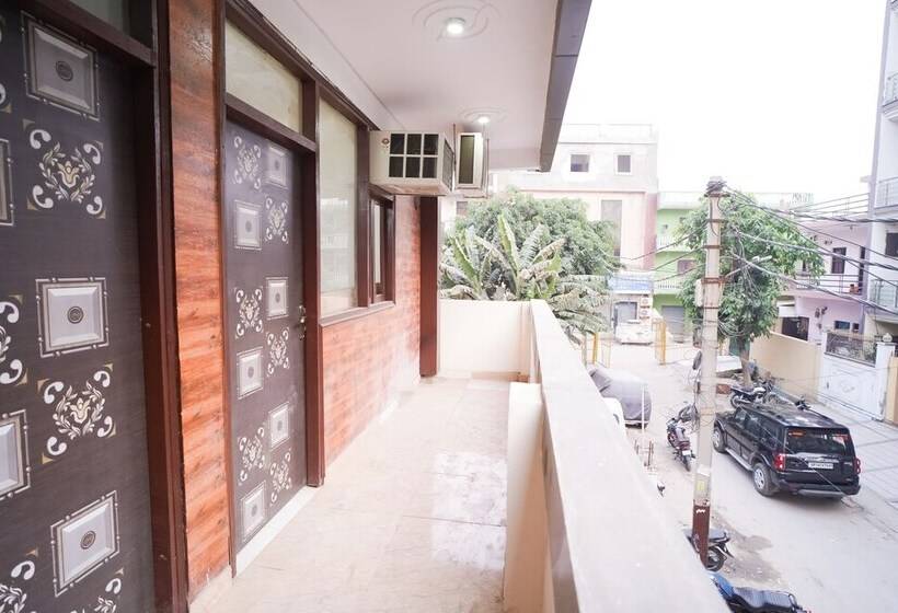 בית מלון כפרי Roomshala 034 Grihum Noida Sector 63