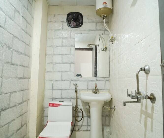 בית מלון כפרי Roomshala 034 Grihum Noida Sector 63