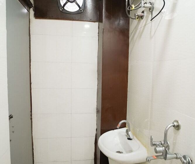 בית מלון כפרי Roomshala 034 Grihum Noida Sector 63