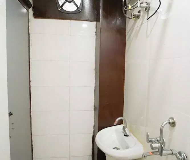 ホテル Roomshala 034 Grihum Noida Sector 63