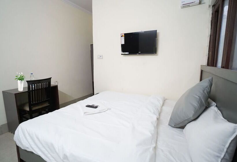 בית מלון כפרי Roomshala 034 Grihum Noida Sector 63