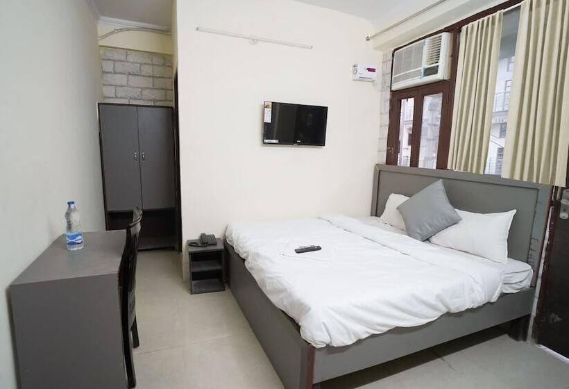 בית מלון כפרי Roomshala 034 Grihum Noida Sector 63