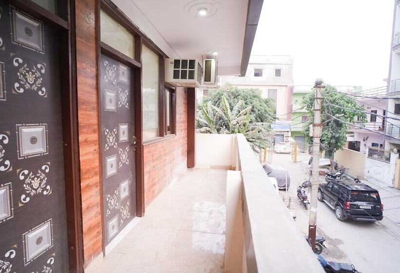 בית מלון כפרי Roomshala 034 Grihum Noida Sector 63