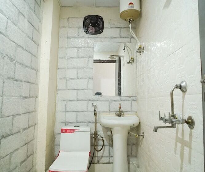 בית מלון כפרי Roomshala 034 Grihum Noida Sector 63