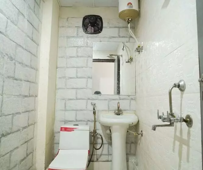 ホテル Roomshala 034 Grihum Noida Sector 63