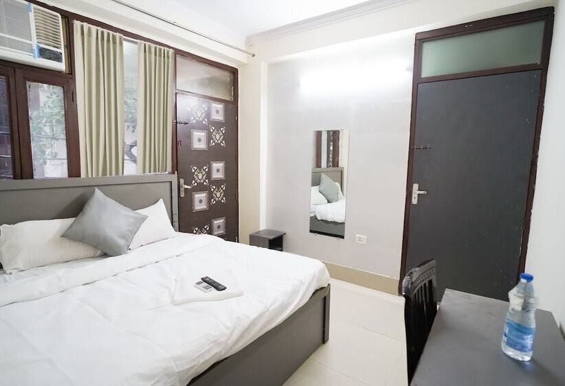 בית מלון כפרי Roomshala 034 Grihum Noida Sector 63