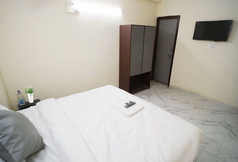 בית מלון כפרי Roomshala 034 Grihum Noida Sector 63