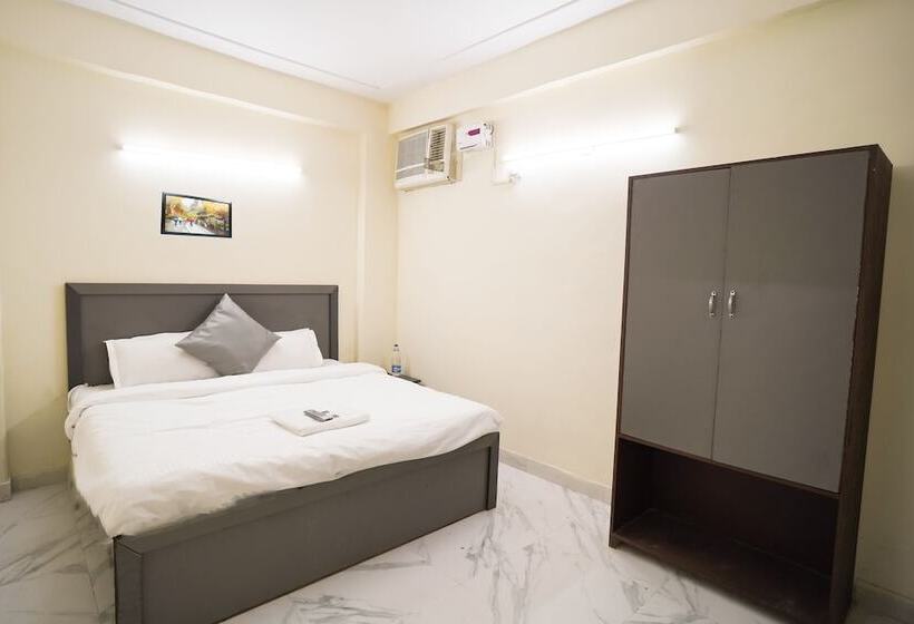 בית מלון כפרי Roomshala 034 Grihum Noida Sector 63