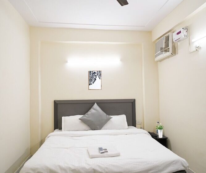 בית מלון כפרי Roomshala 034 Grihum Noida Sector 63