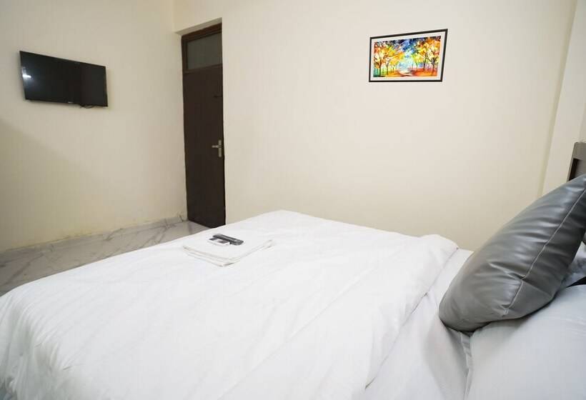 בית מלון כפרי Roomshala 034 Grihum Noida Sector 63