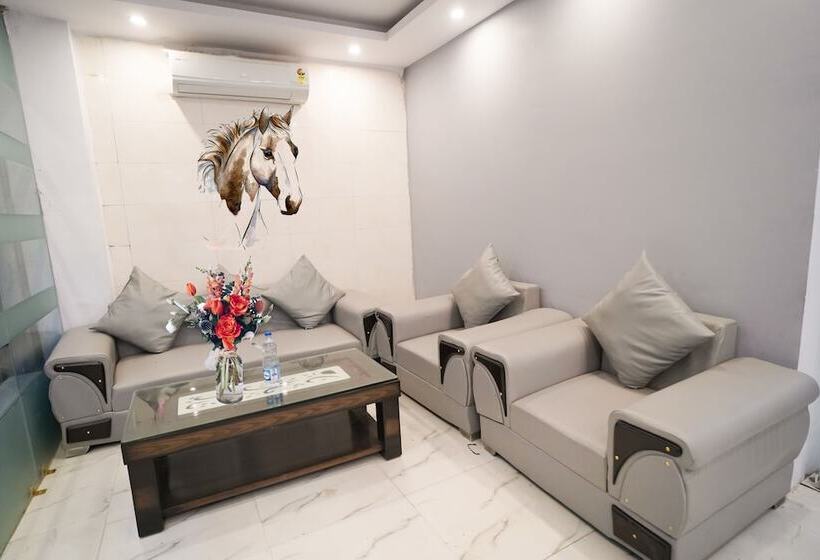 בית מלון כפרי Roomshala 034 Grihum Noida Sector 63