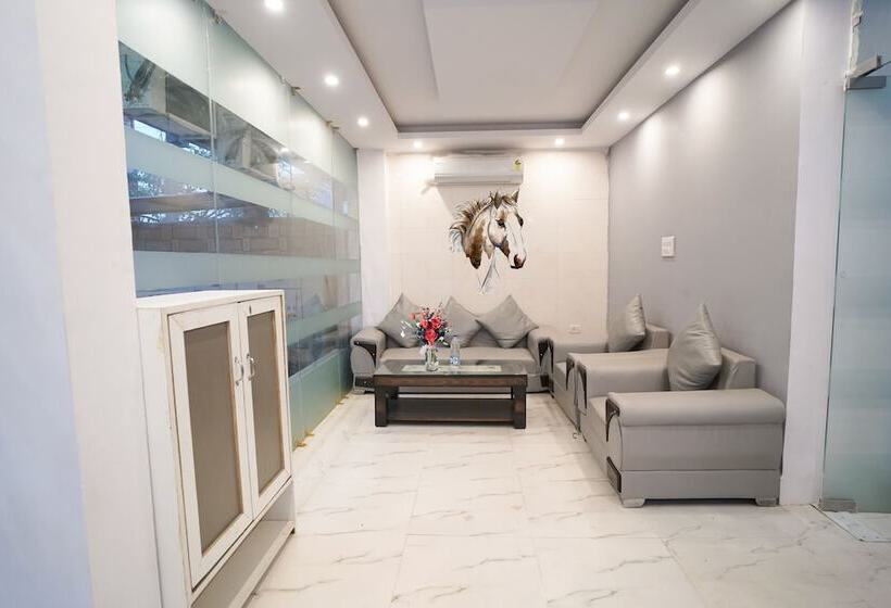 בית מלון כפרי Roomshala 034 Grihum Noida Sector 63