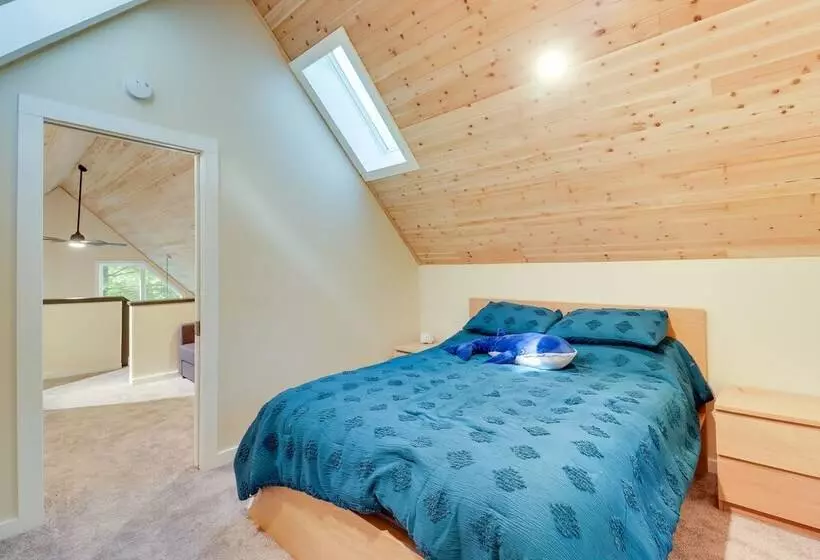 Bright + Modern Poconos Cabin: Community Beach!