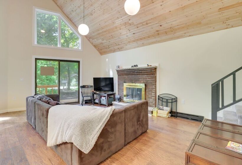 Bright + Modern Poconos Cabin: Community Beach!