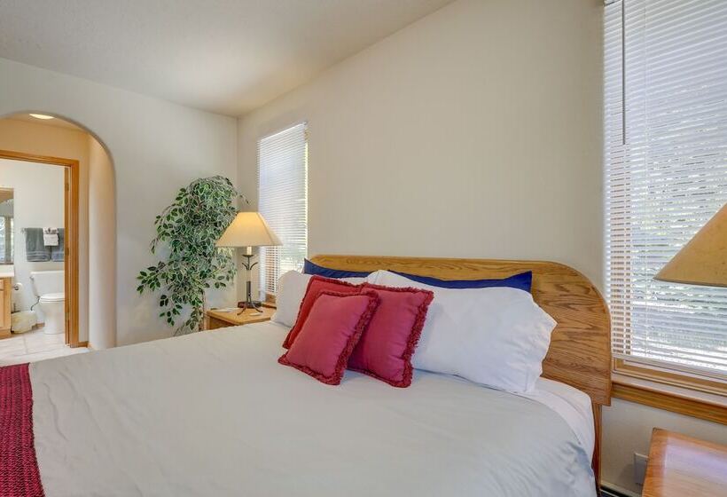 Charming Amalia Retreat W/ Fireplace & Grill!