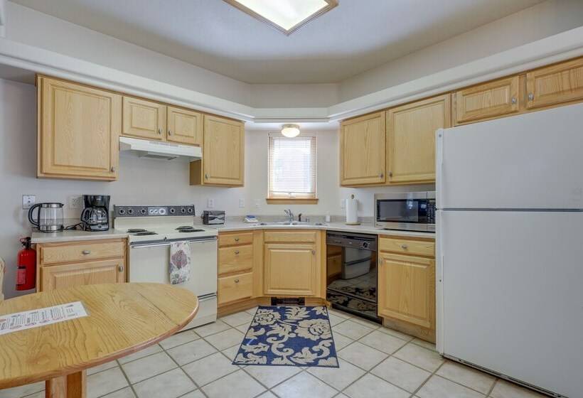 Charming Amalia Retreat W/ Fireplace & Grill!