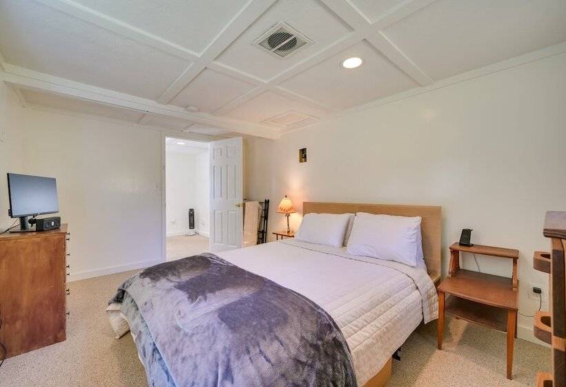 Charming Great Cacapon Cabin W/ Screened In Porch!