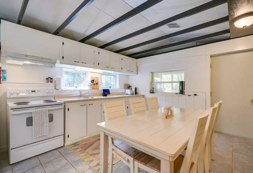 Charming Great Cacapon Cabin W/ Screened In Porch!