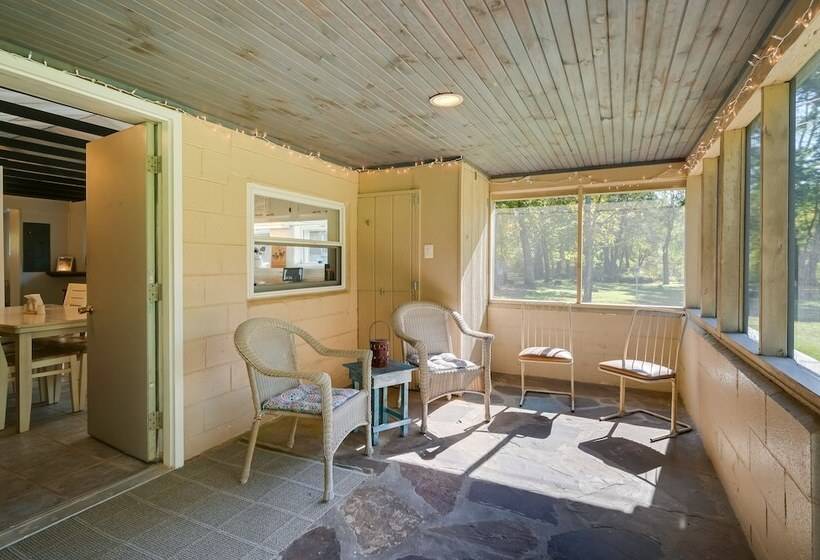 Charming Great Cacapon Cabin W/ Screened In Porch!