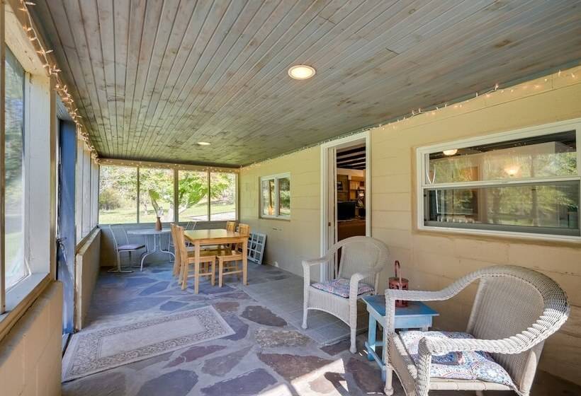 Charming Great Cacapon Cabin W/ Screened In Porch!