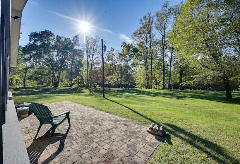Charming Great Cacapon Cabin W/ Screened In Porch!