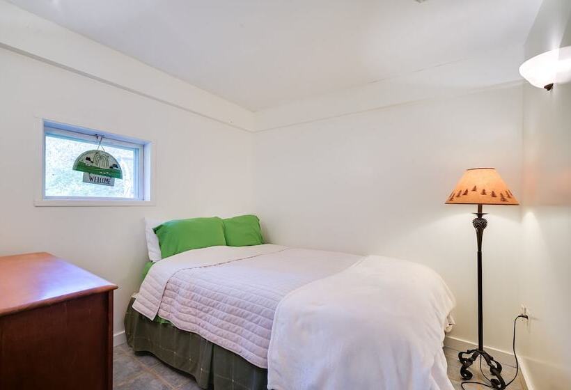 Charming Great Cacapon Cabin W/ Screened In Porch!