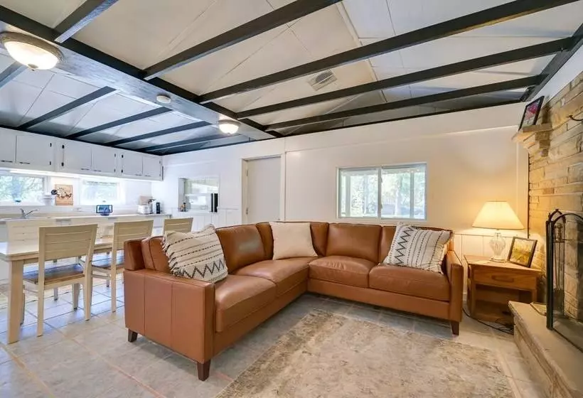 Charming Great Cacapon Cabin W/ Screened In Porch!