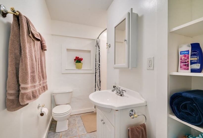 Charming Great Cacapon Cabin W/ Screened In Porch!