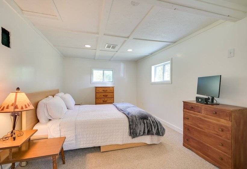 Charming Great Cacapon Cabin W/ Screened In Porch!