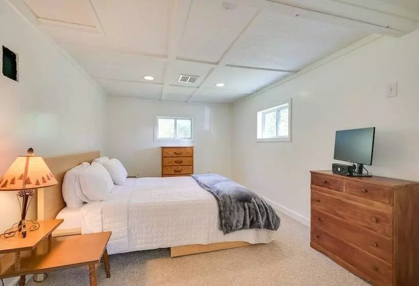 Charming Great Cacapon Cabin W/ Screened In Porch!