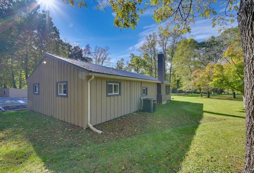 Charming Great Cacapon Cabin W/ Screened In Porch!