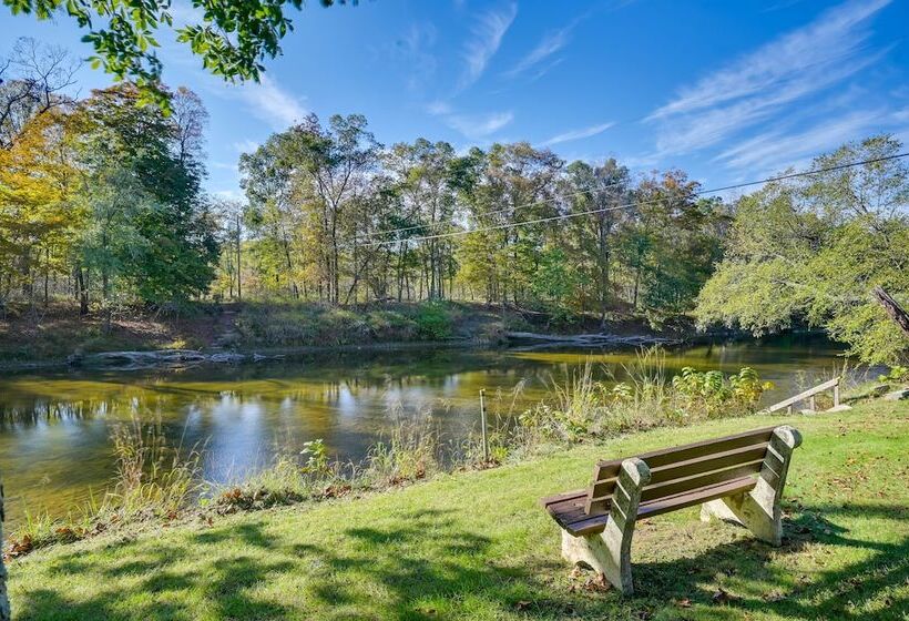 Charming Great Cacapon Cabin W/ Screened In Porch!