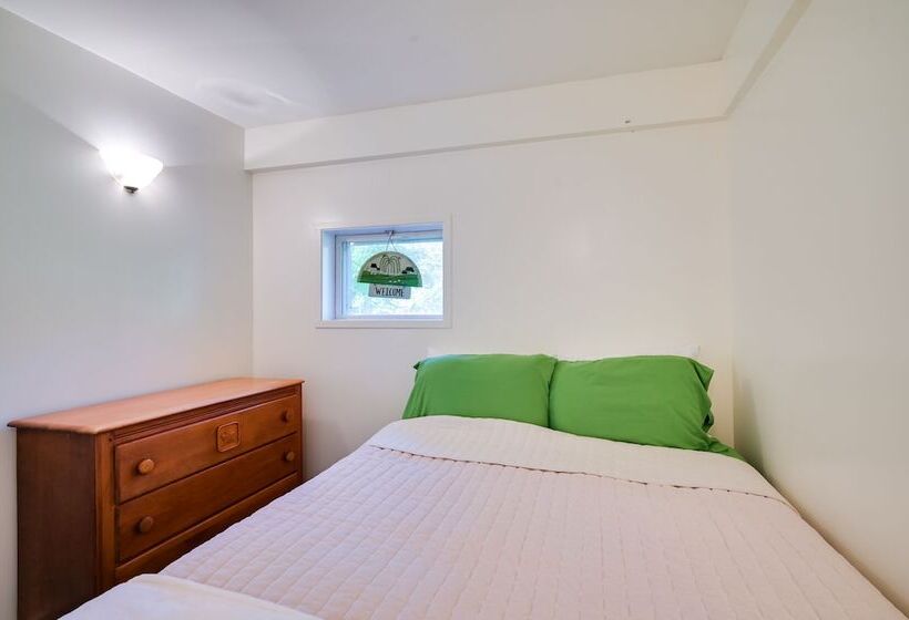 Charming Great Cacapon Cabin W/ Screened In Porch!