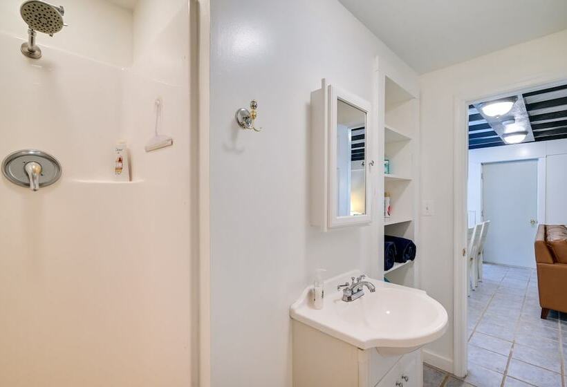 Charming Great Cacapon Cabin W/ Screened In Porch!