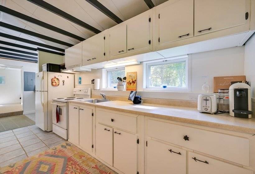 Charming Great Cacapon Cabin W/ Screened In Porch!