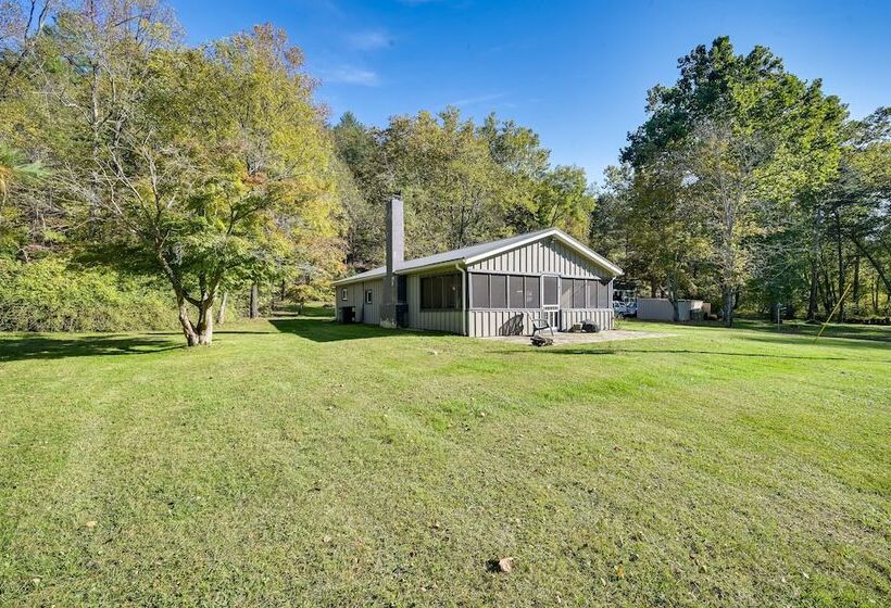 Charming Great Cacapon Cabin W/ Screened In Porch!