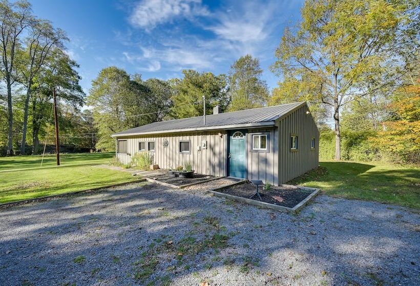 Charming Great Cacapon Cabin W/ Screened In Porch!