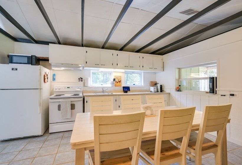 Charming Great Cacapon Cabin W/ Screened In Porch!