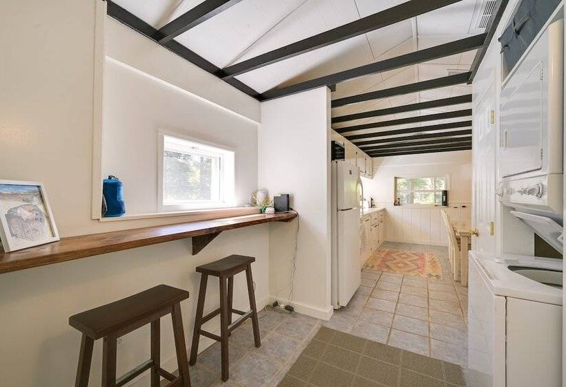 Charming Great Cacapon Cabin W/ Screened In Porch!