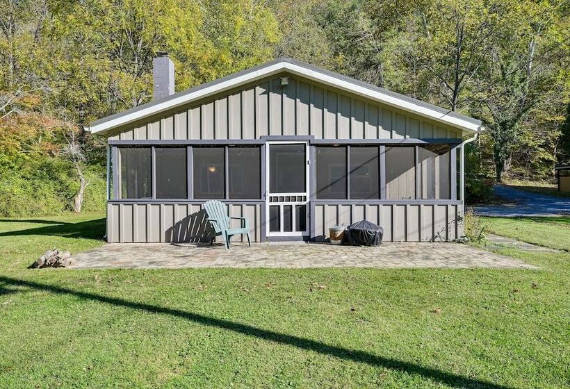 Charming Great Cacapon Cabin W/ Screened In Porch!