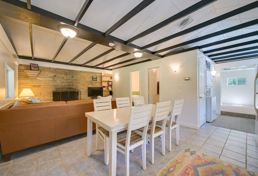 Charming Great Cacapon Cabin W/ Screened In Porch!