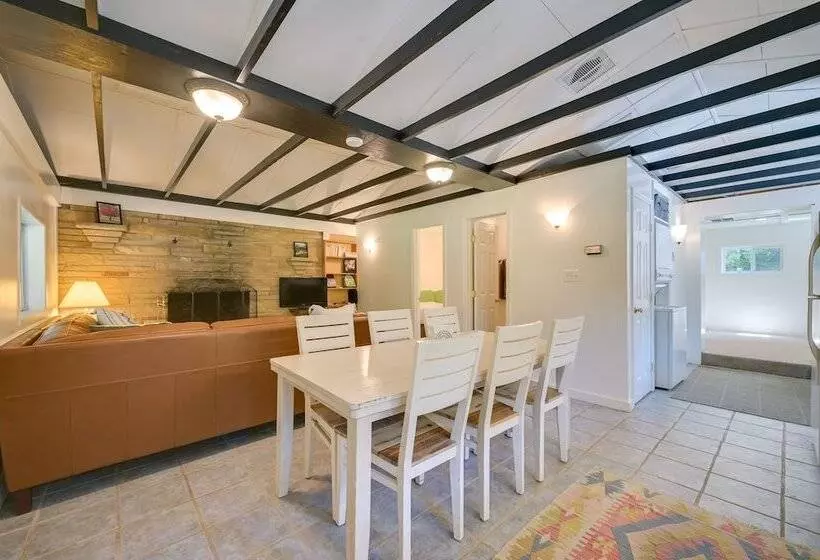 Charming Great Cacapon Cabin W/ Screened In Porch!