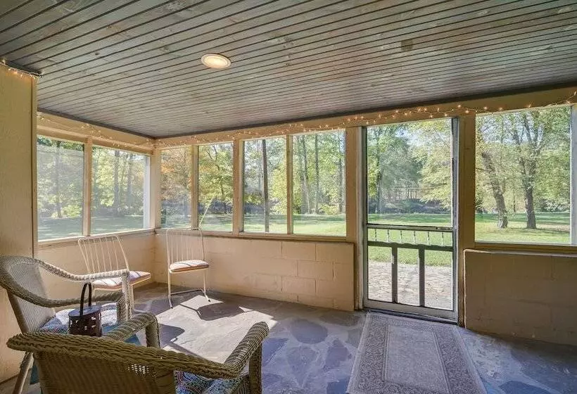 Charming Great Cacapon Cabin W/ Screened In Porch!