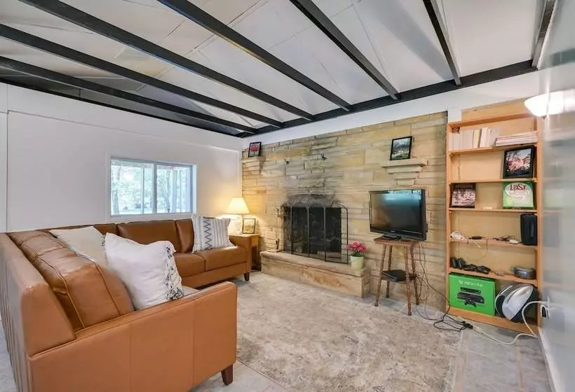 Charming Great Cacapon Cabin W/ Screened In Porch!